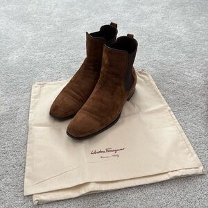 Men’s brown suede boots